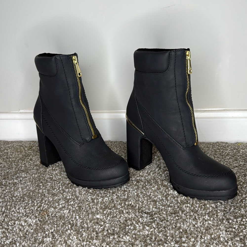 DKNY (NWOB) HEELED BOOTS
